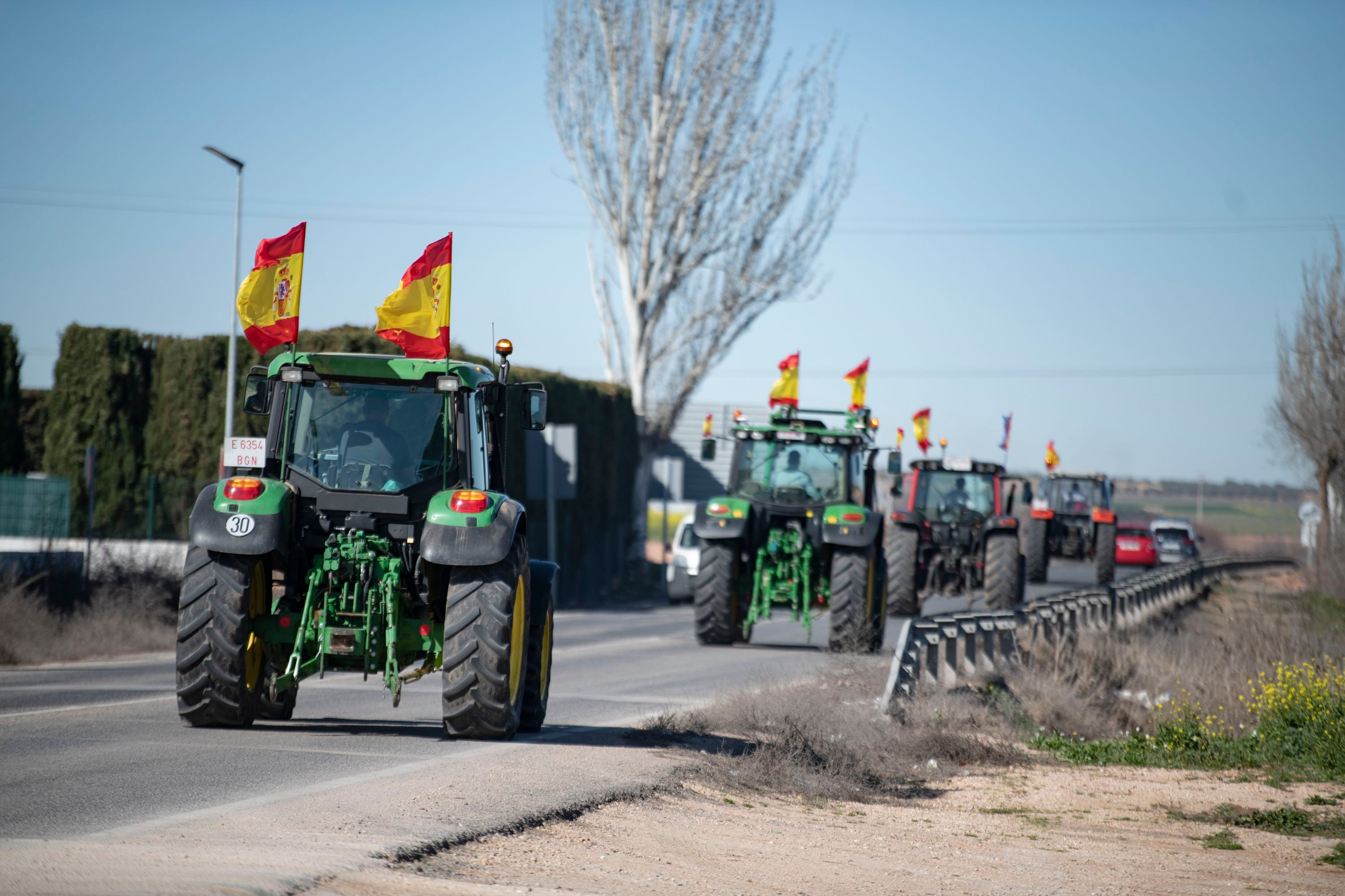 Columna de tractores que ha salido de Campo de Criptana, a su paso por Alcázar de San Juan en dirección a Madrid, durante la décima quinta jornada de protestas de los tractores en las carreteras españolas, a 20 de febrero de 2024, en Alcázar de San Juan, Ciudad Real, Castilla-La Mancha (España). Agricultores y ganaderos de toda España han sacado sus tractores a las carreteras por décimo quinto día consecutivo, para pedir mejoras en el sector, entre ellas exigir ayudas para afrontar las sequías que sufre el campo. Además, protestan contra las políticas europeas y su falta de rentabilidad. Esta movilización se produce cuatro días después de la reunión que tuvo el ministro de Agricultura con las asociaciones agrarias en Madrid. Aunque el encuentro terminó sin acuerdo, Planas anunció la creación de una agencia estatal de información y control alimentario para incrementar la capacidad de inspección y la eliminación de la obligatoriedad de implantar el cuaderno digital de campo.
20 FEBRERO 2024;OURENSE;GALICIA;TRACTORES;DECIMO QUINTA JORNADA
Eusebio García del Castillo   / Europa Press
20/02/2024