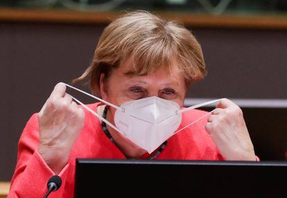 Angela Merkel se coloca la mascarilla durante la última reunión de la cumbre en Bruselas.