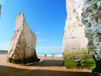 Dos bañistas en Botany Bay, al sur de Inglaterra.