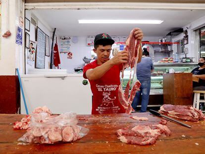 Carnicero cortando carne de res