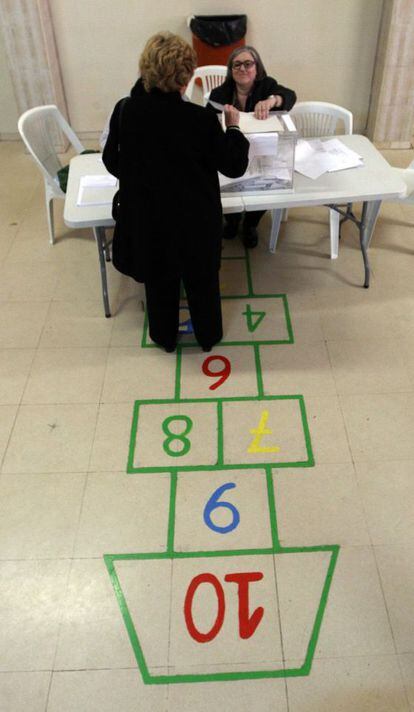 Una dona vota el novembre de 2012 a Barcelona.