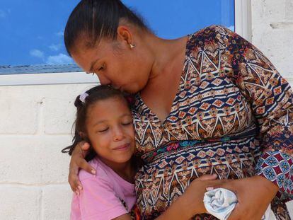 La migrante venezolana Miriam Brancho besa a su hija en un comedor social de Riohacha, en Colombia.