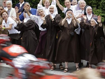 Un grupo de monjas aplaude al pelotón a su paso ayer por Lourdes.