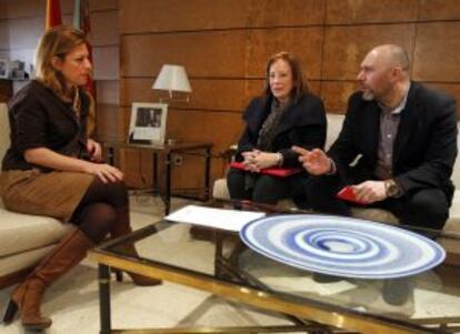 La delegada del Gobierno, Paula Sánchez de León, con la portavoz de EU en las Cortes, Marga Sanz, y el diputado en el Congreso Ricardo Sixto.