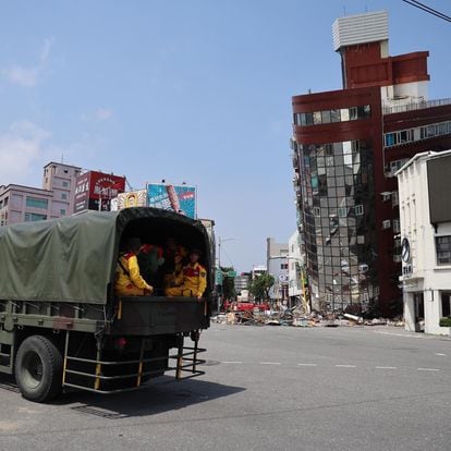 今週水曜日、花蓮（台湾）の地震で倒壊した建物の前を通る救急隊員。 
