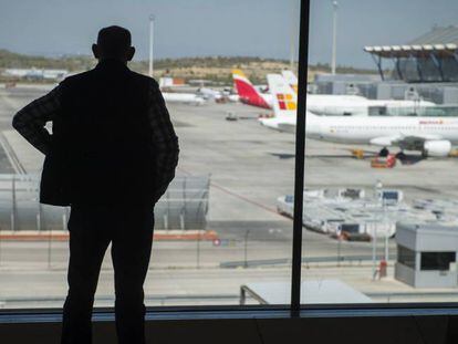 Un hombre observa los aviones este martes en el aeropuerto Adolfo Suárez Madrid-Barajas.