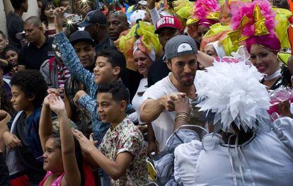 Enrique Iglesias saluda a su fans en las calles de La Habana.