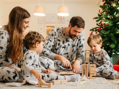 En el mercado existen opciones de pijamas navideños acordes para todos los miembros de la familia. GETTY IMAGES.