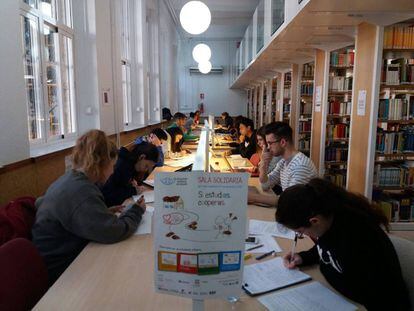 Estudiantes en biblioteca de la Universidad de Granada. 