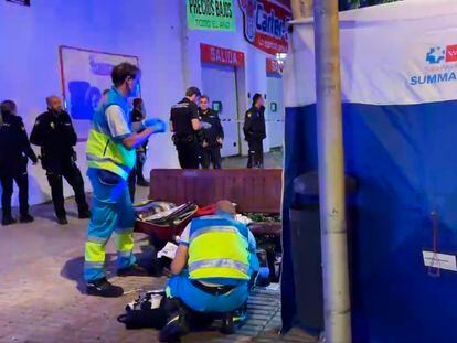 Dos sanitarios atienden a un hombre de 21 años asesinado en una discoteca en Fuenlabrada, que se investiga como un ajuste de cuentas entre bandas.