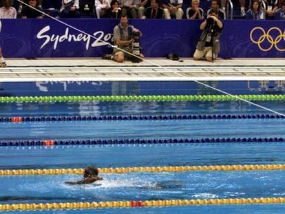 Eric Moussambai nadando una de las series de 100 metros libres masculinos en los Juegos Olímpicos de Sidney 2000.