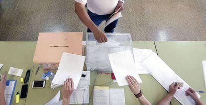 Un hombre vota en un colegio electoral. 