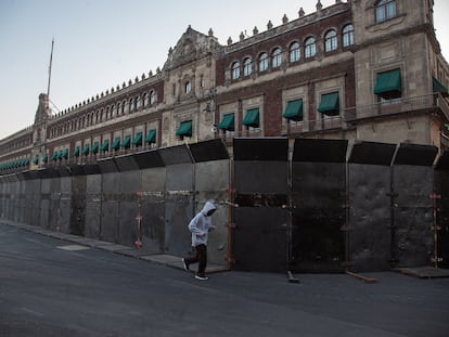 Vallas protegen el Palacio Nacional previo a la marcha por el Día Internacional de la Mujer en Ciudad de México.