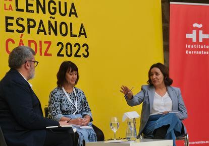 Mario Tascón, moderador de una mesa en la que ha estado presente Carolina Robino, directora de BBC Mundo, y la directora de EL PAÍS, Pepa Bueno.