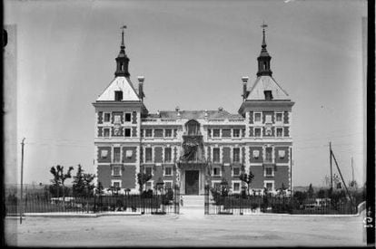 En la década de 1920, se levantó en una finca de Moncloa la casa de Francia en Madrid, más conocida como Casa de Velázquez, un gran palacio de tipo barroco español de planta cuadrada con salientes en las esquinas (las torres) y organizado en torno a un gran patio central. La entrada monumental era el pórtico del antiguo palacio de Oñate (del siglo XVII) cedido por el Gobierno español.