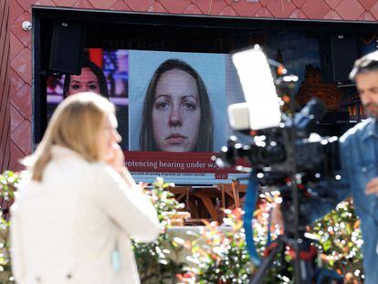 Unos periodistas trabajan frente a los juzgados de Manchester, ante una pantalla que muestra el rostro de la condenada Lucy Letby, el lunes 21 de agosto de 2023.