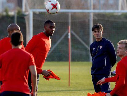 Montella vigila a N&#039;Zonzi, Carole y Geis en el entrenamiento del Sevilla.