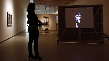 A Ingvild Goetz le gusta el videoarte que incluye al espectador. "Una instalación, no solo una pantalla", explica. Por eso la exhibición incluye montajes como el 'Lonely vampire' (2005) de Mike Kelley, que es parte de la serie 'Extracurricular activity projective reconstruction', un grupo de obras articuladas en 365 vídeos e instalaciones surgidas de la escultura 'Educational complex'.