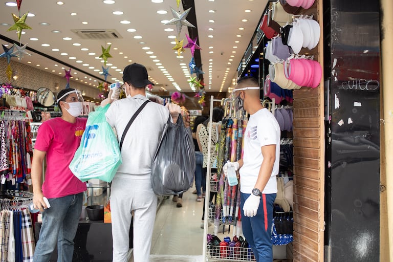 Tres personas en un comercio en el centro de São Paulo, a principios de junio.