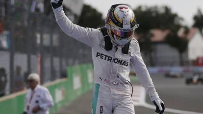 Lewis Hamilton celebra su victoria en el Gran Premio de México.