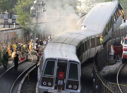 Trabajos de rescate tras la colisión de dos trenes en el metro de Washington.