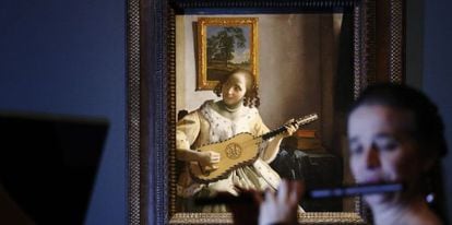 Rachel Brown,flautista de la Academia de Música Antigua toca delante de 'La guitarrista' de Johannes Vermeer "The guitar player", parte de la exposición Vermeer and Music: The Art of Love and Leisure,en la National Gallery de Londres.