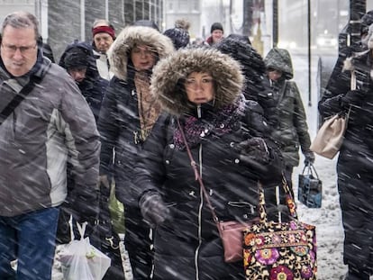 Peatones en la calle Wacker Drive en Chicago, este lunes. En vídeo, imágenes de las nevadas en varios Estados del país.
