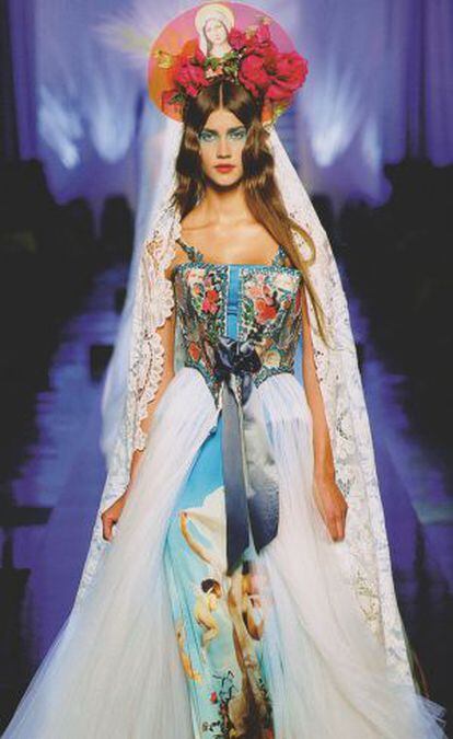 Una modelo desfila con un vestido de motivos religiosos.