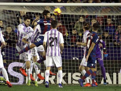 Coke remata el primer gol del Levante.