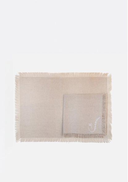 Mint&Rose se une con Studio Erhart para crear un set de cuatro servilletas y cuatro manteles individuales de lino y con bordados, disponibles en beis y en blanco. Precio: 149 euros.