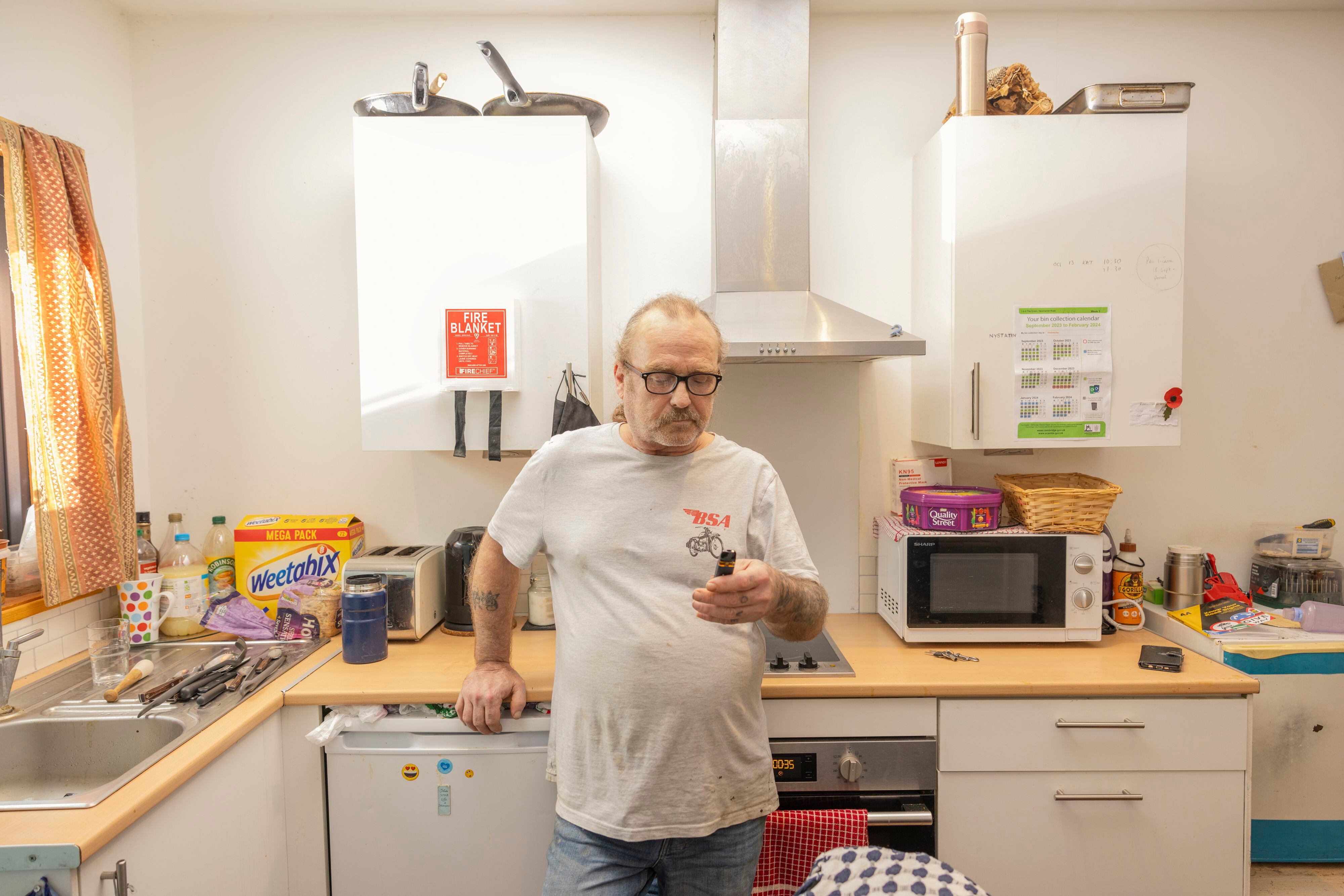 Trevor, uno de los residentes, en la cocina de su minicasa modular.
