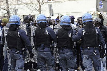 Un grupo de inmigrantes senegaleses protesta tras el asesinato de dos de sus compañeros en Florencia.