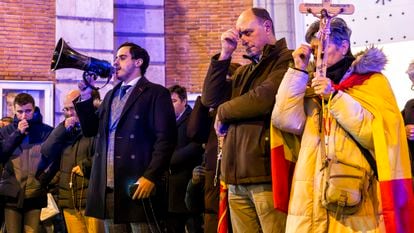 El manifestante José Andrés Calderón dirige el rezo del martes en la parroquia del Inmaculado Corazón de María, esquina con la calle Ferraz, donde 150 personas se concentran para protestar contra la amnistía.
