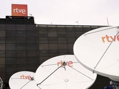 Antenas parab&oacute;licas en la ede de RTVE en Torrespa&ntilde;a.