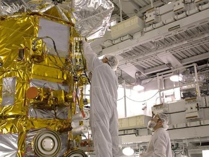 El satélite <i>Aquarius/SAC-D</i> durante las pruebas finales previas al lanzamiento en la base de Vandenberg (California).