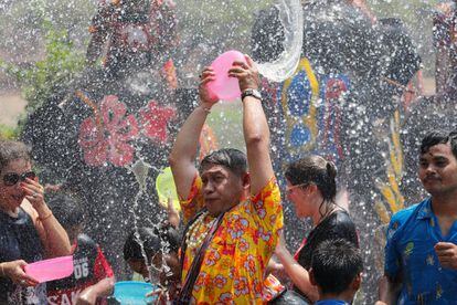La fiesta se celebra a mediados de abril y los tailandeses disfrutan de tres días de fiesta ncional.