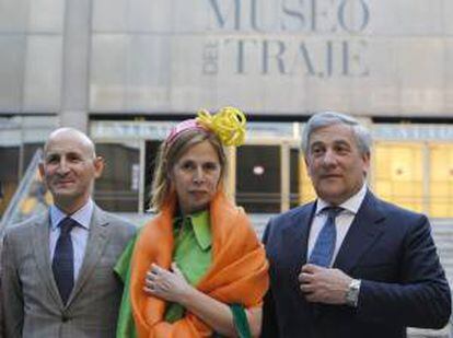 El comisario europeo de Industria y Emprendimiento, y vicepresidente de la Comisión Europea, Antonio Tajani (d), posa junto al presidente de la asociacion decreadores de moda de España el diseñador, Modesto Lomba (i),y la diseñadora Agatha Ruiz de la Prada (c), a su llegada esta tarde al Museo del Traje para una cena con representantes del sector de la moda y el lujo.