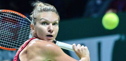 Halep devuelve la bola durante el partido contra Garcia.