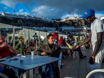 Calvin Lucock, director general de Holiday Club, junto a su mujer Unn Tove Saetran en uno de los hoteles que gestionan y que ahora acoge migrantes en Gran Canaria.