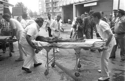 Rescate de uno de los niños muertos en el atentado terrorista de ETA en el centro comercial Hipercor, que causó 21 muertos y 45 heridos.