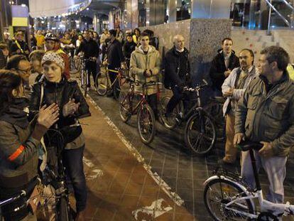 Un centenar de personas se concentr&oacute; en Valencia como homenaje a la joven ciclista atropellada el mi&eacute;rcoles. 