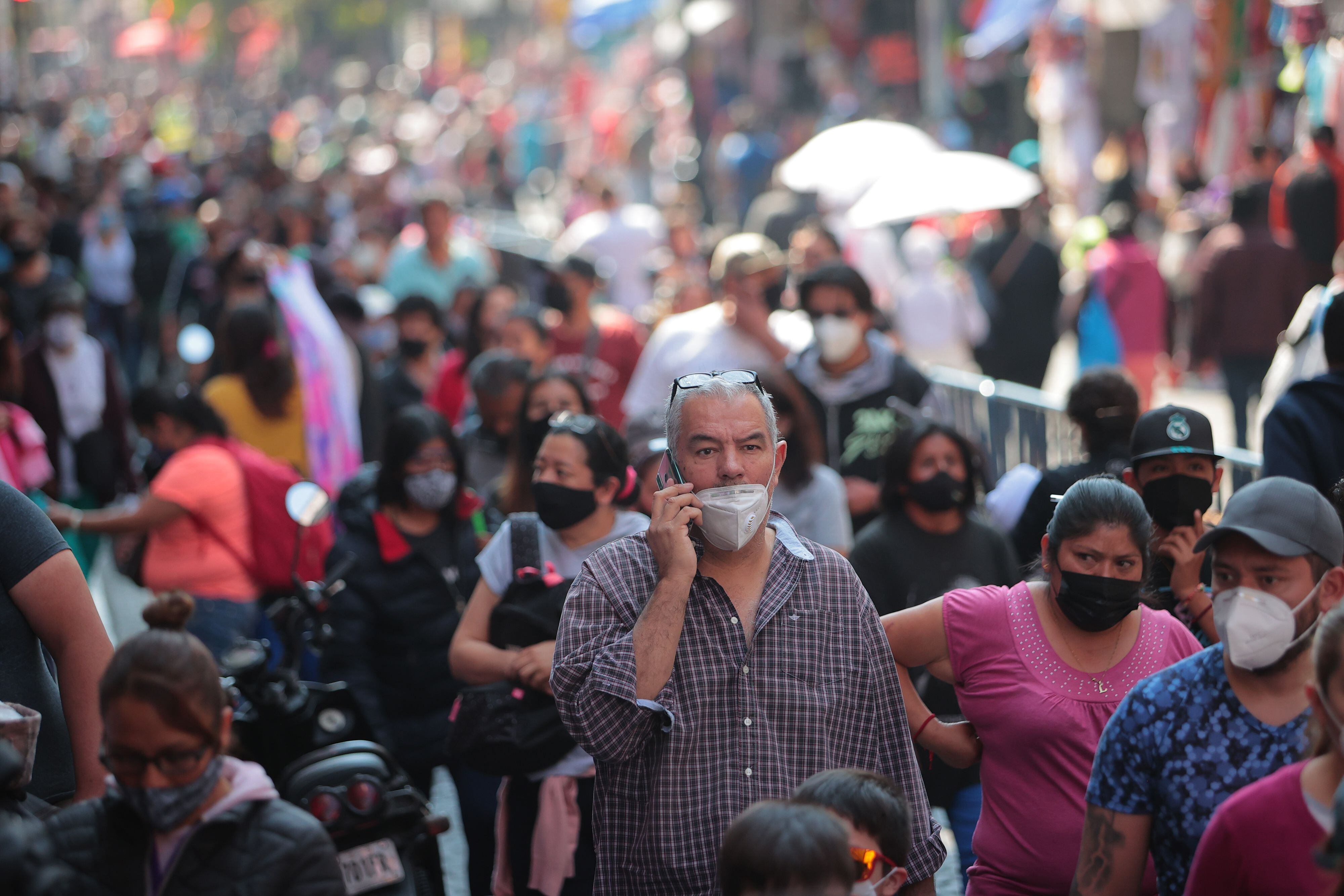 Un hombre llama por su celular en el centro de Ciudad de México, en diciembre del año pasado.