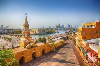 El visitante que atraviesa el característico arco amarillo bajo la torre del Reloj (en la imagen) de Cartagena de Indias se ve transportado a una ciudad amurallada que se mantiene, en esencia, como hace cuatro siglos. Lo más característico de la ciudad colombiana son sus plazas: la de los Coches, con sus soportales; la de Fernández Madrid, con su vegetación exuberante, y la de la Aduana, donde una estatua recuerda al madrileño Pedro de Heredia, que fundó la localidad en 1533.