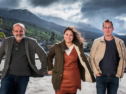 Jorge Perdigón, director artístico del Festival de Música de Canarias (izquierda), Gabriela Hernández, responsable de producción, y Joshua Jonitz, gestor cultural, en el Mirador de Tajuya de El Paso en La Palma.