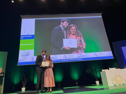 Denisse Cepeda, redactora de CincoDías, ha sido galardonada con el II Premio Periodístico de la Sociedad Española de Nefrología por su reportaje Donar un riñón sin perder el empleo, publicado en marzo. El galardón, otorgado durante del 53 Congreso de la SEN, reconoce y estimula la labor informativa de los medios sobre la enfermedad renal en España. En la publicación se abordaba la problemática sociosanitaria y económica que afrontan las personas que donan un riñón en vida.