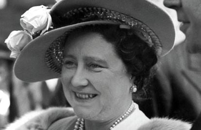 Isabel Bowes Lyon, la Reina Madre de Inglaterra, en Londres, en 1950.