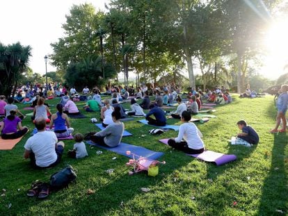 Multitudinaria clase de yoga en el Templo de Debod un domingo de septiembre.