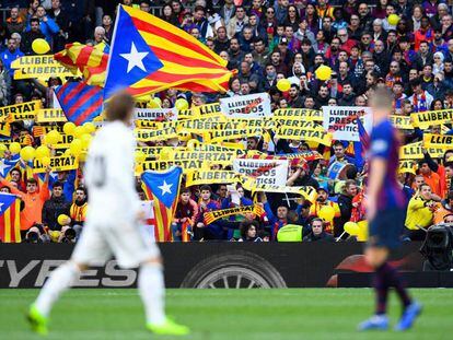 Esteladas y mensajes políticos durante el clásico del curso pasado en el Camp Nou.