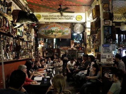 El interior de Hostería La Bota, durante un encuentro de mujeres poetas, en 2018.