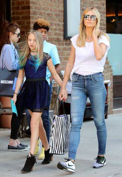 Heidi Klum camina con su hija Leni, el pasado mes de junio por las calles de Nueva York.